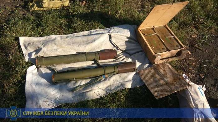 На Луганщині знайшли схрон зі зброєю та боєприпасами