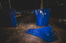 Машина знесла паркан автомобільної стоянки