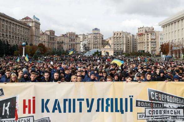 Протесты в Киеве из-за Донбасса: Зеленский наступит на те же грабли, что и Янукович?