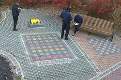 Поліція розшукує вандалів, що пошкодили пам’ятну дошку воїнам АТО в Києві