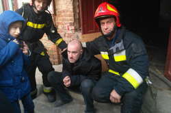 Вінницькі вогнеборці врятували під час пожежі мати і сина