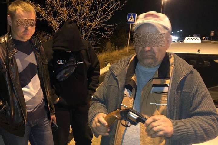 У Вишгороді поліцейські знайшли незаконну зброю у водія авто (фото)