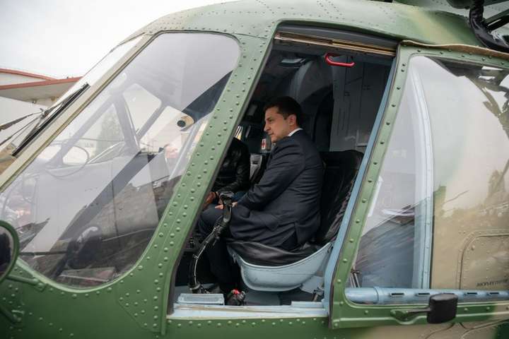 Зеленський оглянув вертольоти Мі-8 МСБ та Мі-2 МСБ компанії «Мотор-Січ», гелікоптер Airbus, який придбано у Франції - Зеленський побував на виставці «Зброя та безпека» (фото)