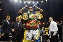 Заради переходу в найпрестижнішу суперважку вагу Усик відмовився від усіх своїх чемпіонських поясів і звання абсолютного чемпіона світу в крузервейті