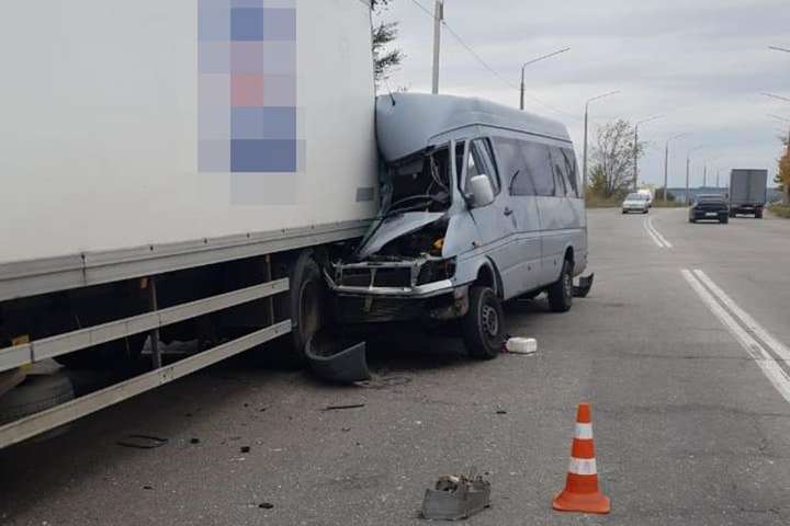 В Запорожье маршрутка въехала в грузовик - один человек погиб