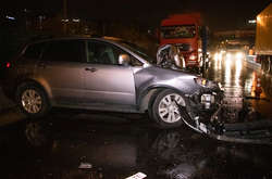 Водій Subaru не врахував швидкість та відстань між машинами і влетів у фуру