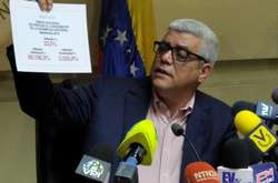  
 
 Альфонсо Маркіна демонструє показники інфляції у Венесуелі 
  
 
 