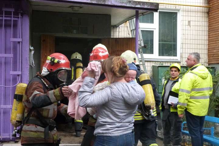 З палаючої багатоповерхівки в Києві врятовано чотирьох дітей, дідуся і собаку (фото)