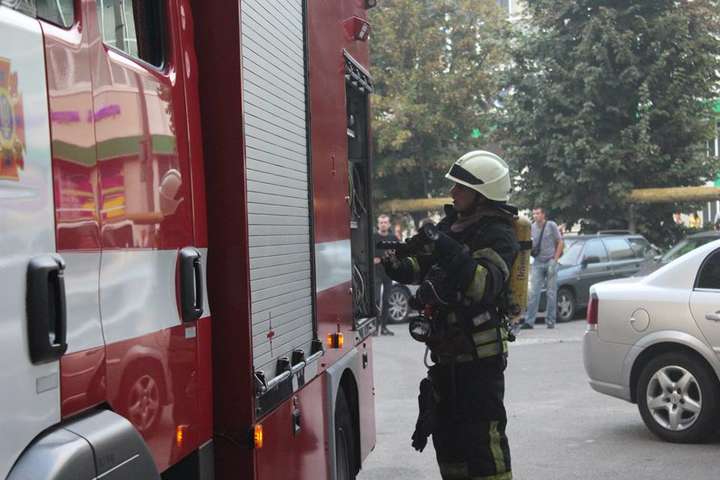 У дворі будинку в Києві вщент згорів автомобіль