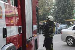 У дворі будинку в Києві вщент згорів автомобіль