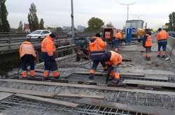  На Південному мосту ведеться капітальний ремонт деформаційного шва 
  