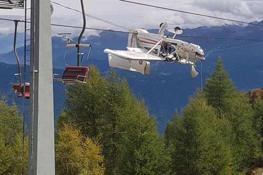 В італійських Альпах літак повис на дротах