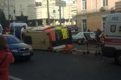 В результаті ДТП машина швидкої допомоги опинилася перекинутою на бік