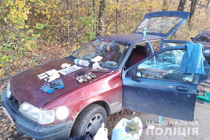 <p>В селищі Буди наряд батальйону поліції особливого призначення зупинив для перевірки автомобіль Ford Sierra, в якому при огляді виявили підозрілі речі</p> - На Харківщині затримали злочинців, які підривали банкомати