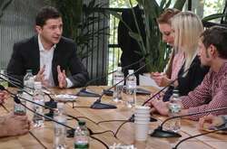 Президент Володимир Зеленський під час спілкування з журналістами на пресмарафоні