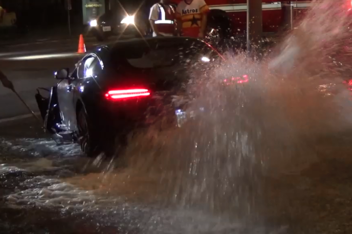 Mercedes AMG превратился в фонтан, налетев на гидрант (видео)