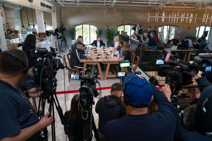 <p>Пресмарафон президента проходить на території Kyiv Food Market</p>
<p> — В Офісі президента пояснили, що не хотіли проводити пресмарафон «в офіційному приміщенні»»></p></div>
<div class=