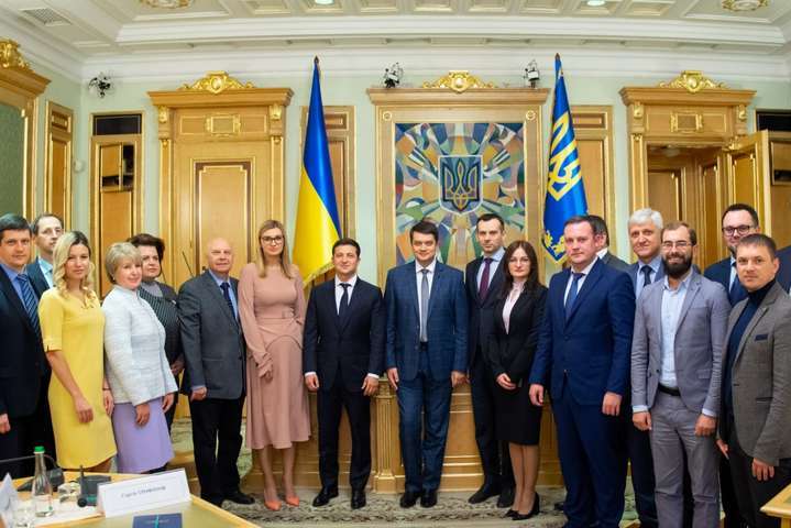 <span>Володимир Зеленський вручив посвідчення новим членам ЦВК</span> — Зеленський пояснив, чому змінив склад ЦВК»></div>
<p><span>Володимир Зеленський вручив посвідчення новим членам ЦВК</span></p>
<p>Фото: пресслужба глави держави</p>
</p></div>
<p>Президент Володимир Зеленський пояснив доцільність зміни ЦВК при тому, що попередній склад мав за законом пропрацювати 7 років.</p>
<p>Про це він заявив під час пресмарафону.</p>
<p>«Ми сказали, що ми перезавантажимо всі органи влади. Я не хочу, щоб наш президент колишній пішов, а все залишилось. Ось і все. Я маю за законом це право», — сказав Зеленський.</p>
<p>Нагадаємо, 4 жовтня <a href=