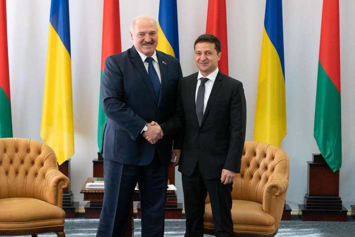 Зеленський домовився з Лукашенком про трансляцію українських телеканалів у Білорусі