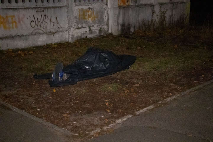 Біля лікарні на Чернігівській у Києві знайшли мертвого чоловіка 