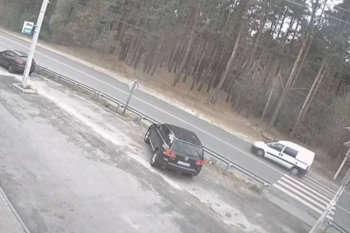 Жахлива ДТП під Києвом: автівка збила дитину на «зебрі» (відео)