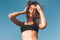 Надя Дорофеева похвасталась соблазнительной фигурой в дерзком кожаном мини