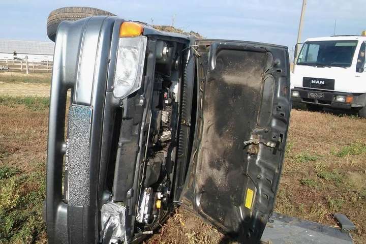 Під час затримання викрадена автівка перекинулася - На Київщині поліція затримала неповнолітніх автоугонщиків, які за ніч викрали три машини (фото)