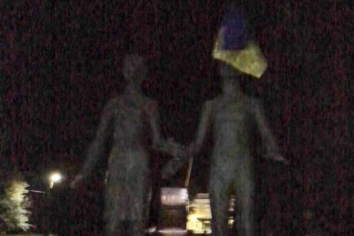 «Азовщина не Росія». У Таганрозі біля пам’ятника підпільникам з’явився проукраїнський напис (фото)