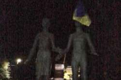 «Азовщина не Росія». У Таганрозі біля пам’ятника підпільникам з’явився проукраїнський напис (фото)