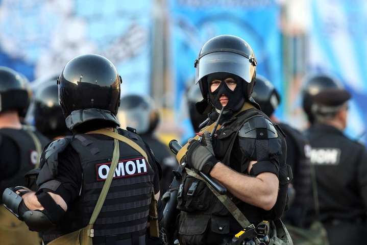 Силовики РФ с оружием и в масках ворвались в крымскую мечеть 