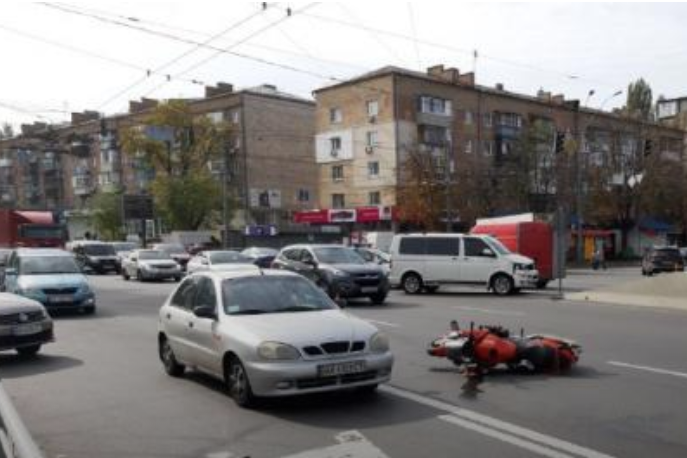 У Києві на Дорогожичах мікроавтобус не розминувся з мотоциклом