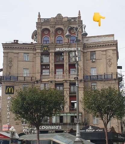 Майдан перетворюють у фавели. Шокуючі фото надбудови на відомому будинку у самому центрі столиці