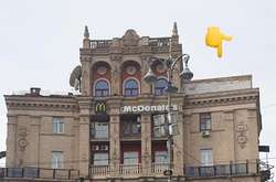 Майдан перетворюють у фавели. Шокуючі фото надбудови на відомому будинку у самому центрі столиці