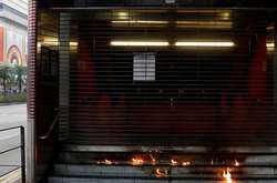 Протести в Гонконзі: мітингарі кинули в метро пляшки з запальною сумішшю