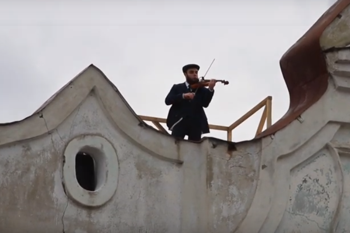 Скрипаль на даху синагоги і мистецтво на заводі