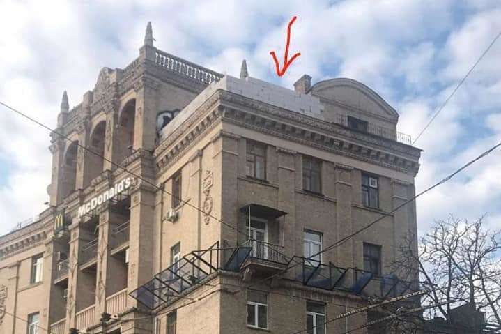 Столичні правоохоронці порушили справу через надбудову на даху будинку на Майдані