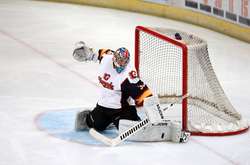 Футбольний воротар Чех став найкращим гравцем хокейного матчу (відео)