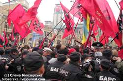 Бійки з комуністами та вигуки про «нацистів». Як раніше святкували День захисника України