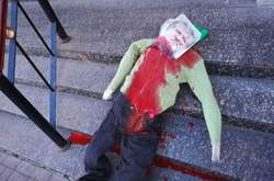 У Києві до будівлі синагоги підкинули закривавлене опудало Коломойського 