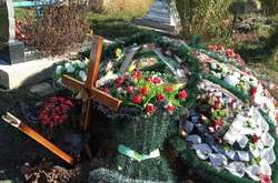 На Вінниччині чоловік зламав пам'ятники на кладовище