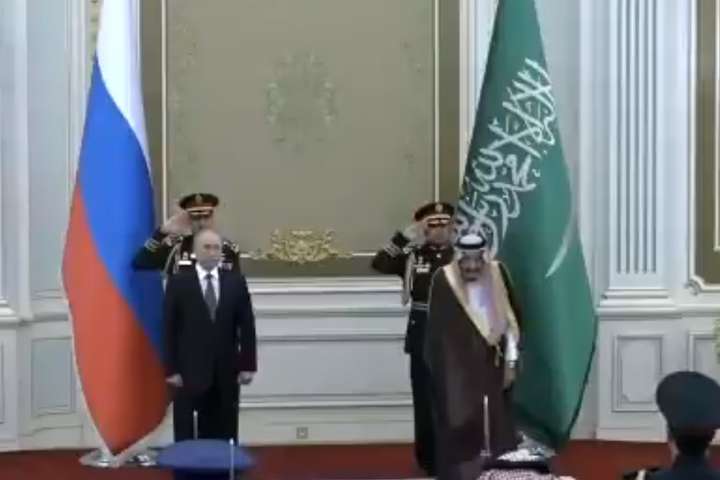 Путіна в Саудівській Аравії зустріли фальшивим російським гімном (відео)