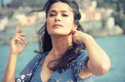 53-летняя Сальма Хайек обнажилась для необычной процедуры