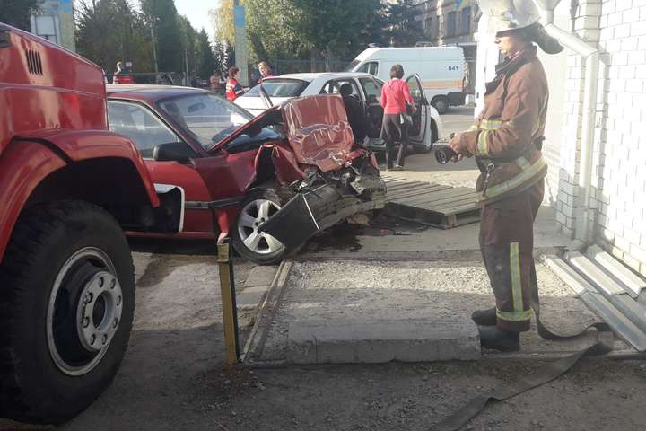 Смертельна ДТП під Києвом: не поділили дорогу Opel і Audi (фото)