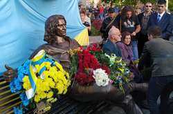 На відкриття пам'ятника Кузьмі приїхали батьки музиканта