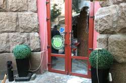 Молодики розбили скло вхідних дверей кафе та жбурнули підпалену пляшку з легкозаймистою речовиною 