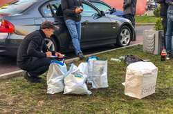 Під час обшуку поліцейські вилучили 20 великих пакетів з різними речовинами