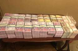 Під час обшуків у молодика вилучили близько 7 мільйонів фальшивих грошей та устаткування для їх виготовлення