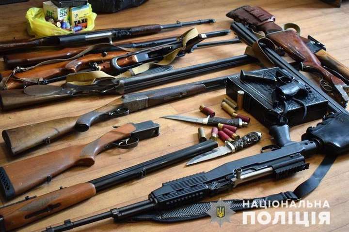 За пів місяця українці принесли в поліцію понад три тисячі одиниць зброї