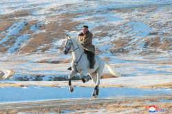 Ким Чен Ын на белом коне забрался на самую высокую гору Северной Кореи (фото)