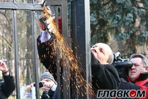 Нардепы болгаркой пилят забор возле Рады (ФОТО, ВИДЕО)